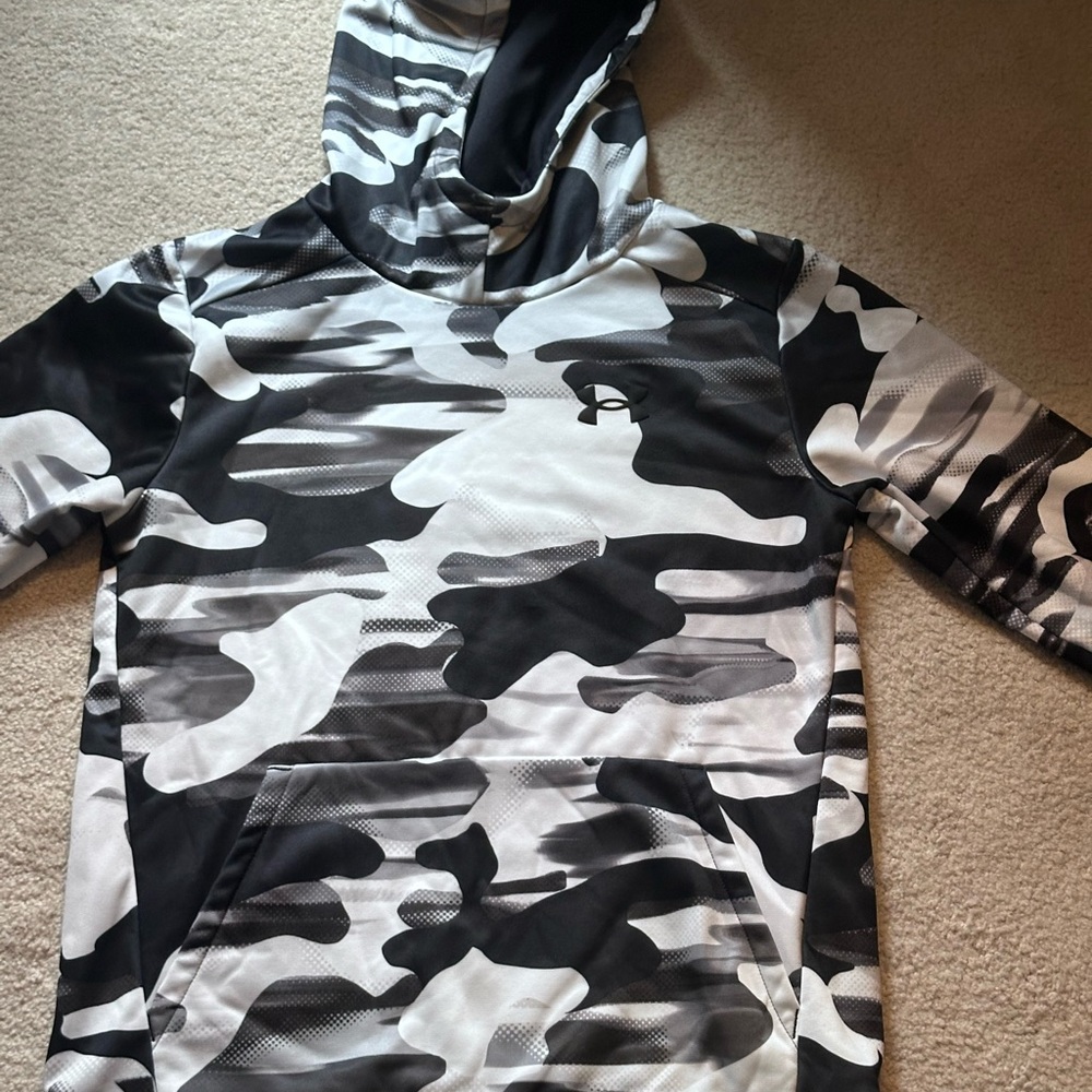 Under Armour youth, large hoodie sweatshirt with kangaroo pouch
